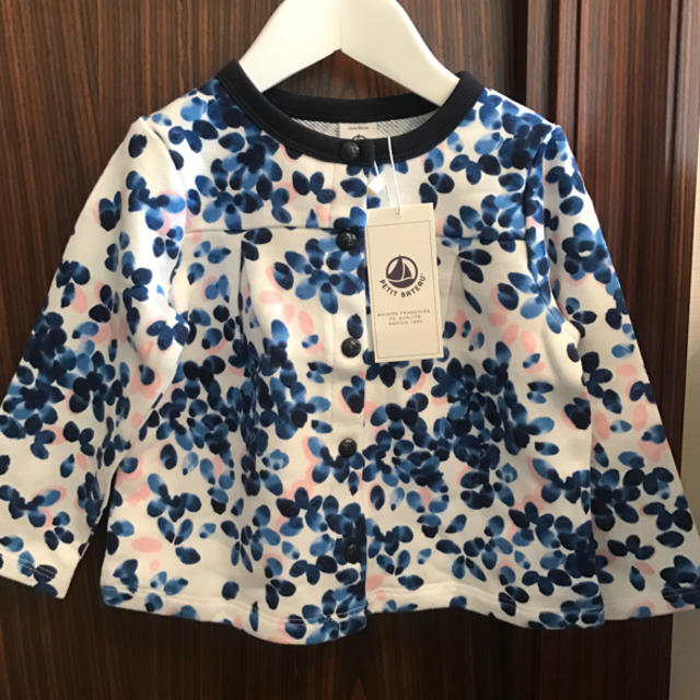 PETIT BATEAU(プチバトー)のプチバトー 17SS ブルーフラワースウェットカーディガン 24m 新品タグ付き キッズ/ベビー/マタニティのベビー服(~85cm)(カーディガン/ボレロ)の商品写真