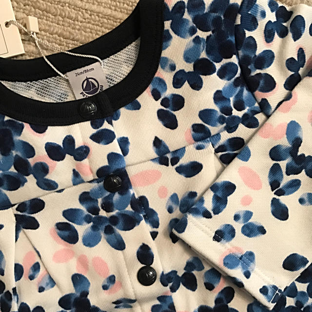 PETIT BATEAU(プチバトー)のプチバトー 17SS ブルーフラワースウェットカーディガン 24m 新品タグ付き キッズ/ベビー/マタニティのベビー服(~85cm)(カーディガン/ボレロ)の商品写真