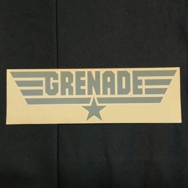 GRENADE DIECUT LOGO STICKERグレー 33cmステッカー スポーツ/アウトドアのスノーボード(アクセサリー)の商品写真