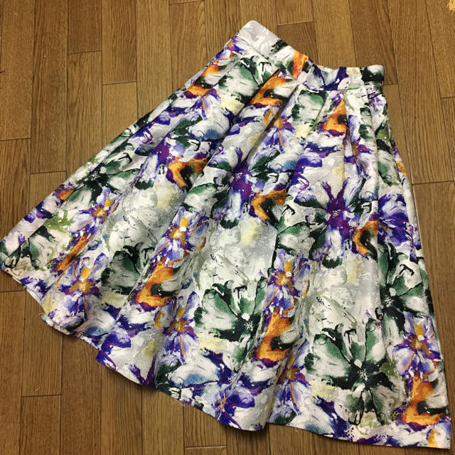 H&M(エイチアンドエム)のH&M 2016AW 即完売 花柄フレアスカート size36 レディースのスカート(ひざ丈スカート)の商品写真