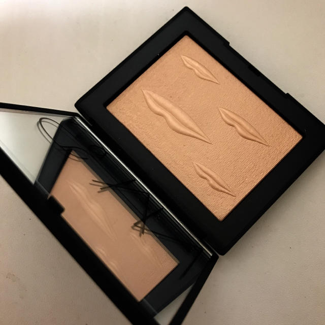 NARS(ナーズ)のNARS オーバーエクスポーズド グローハイライター 5193 コスメ/美容のベースメイク/化粧品(フェイスカラー)の商品写真