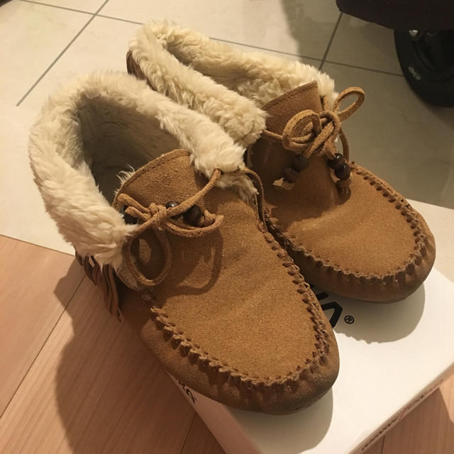 Minnetonka(ミネトンカ)のミネトンカ ファーモカシン  ブラウン レディースの靴/シューズ(スリッポン/モカシン)の商品写真