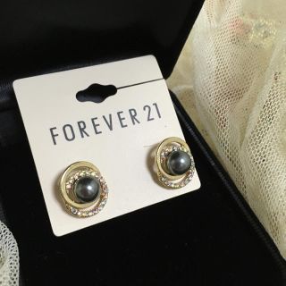 フォーエバートゥエンティーワン(FOREVER 21)のピアス ブラックパールとキラキラストーン(ピアス)