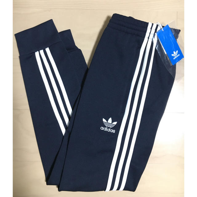 adidas(アディダス)の在庫わずか❗️L❗️ 【 adicolor】オリジナルス トラックトップパンツ メンズのパンツ(その他)の商品写真