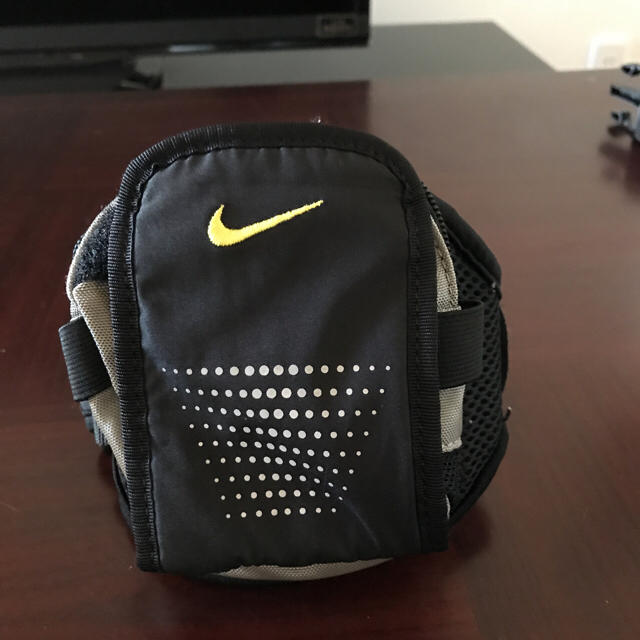 NIKE(ナイキ)のソニック様専用♫ナイキ アームポケットバンド スポーツ/アウトドアのスノーボード(アクセサリー)の商品写真