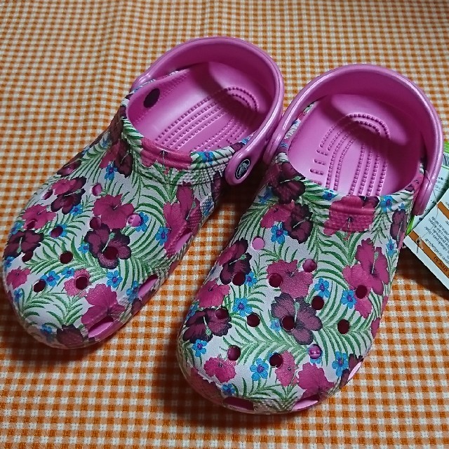 crocs(クロックス)のクロックス classic graphic ピンクM8W10 レディースの靴/シューズ(サンダル)の商品写真