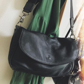 ヴィヴィアンウエストウッド(Vivienne Westwood)のVivienneWestwood 本革ショルダーバッグ。ブラックレザー。オーブ。(ショルダーバッグ)