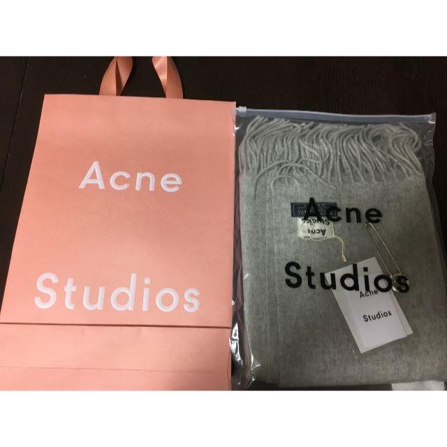 ACNE(アクネ)の【完売必至】 アクネ　ストール　ライトグレー　AcneStudios レディースのファッション小物(ストール/パシュミナ)の商品写真