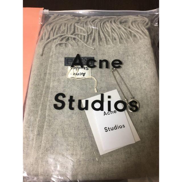 ACNE(アクネ)の【完売必至】 アクネ　ストール　ライトグレー　AcneStudios レディースのファッション小物(ストール/パシュミナ)の商品写真