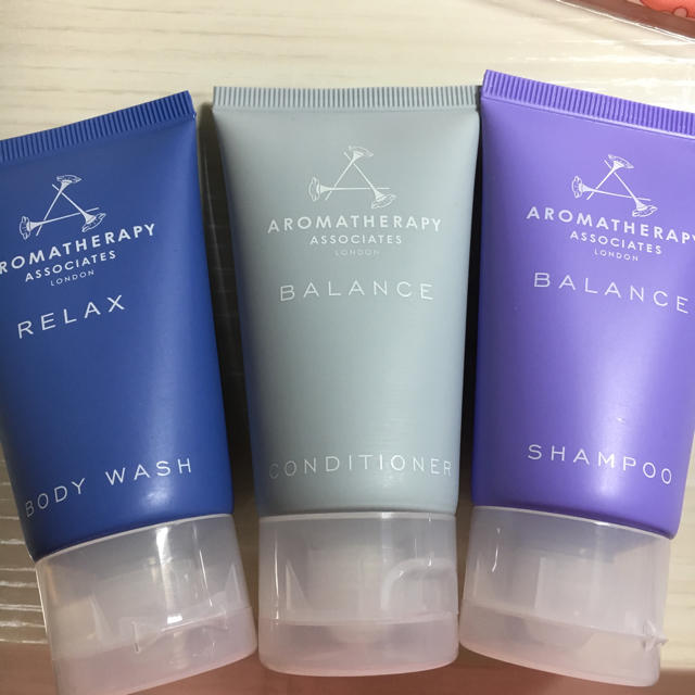 AROMATHERAPY ASSOCIATES(アロマセラピーアソシエイツ)の【新品】AROMATHERAPY ASSOCIATESバス4点セット コスメ/美容のヘアケア/スタイリング(シャンプー)の商品写真