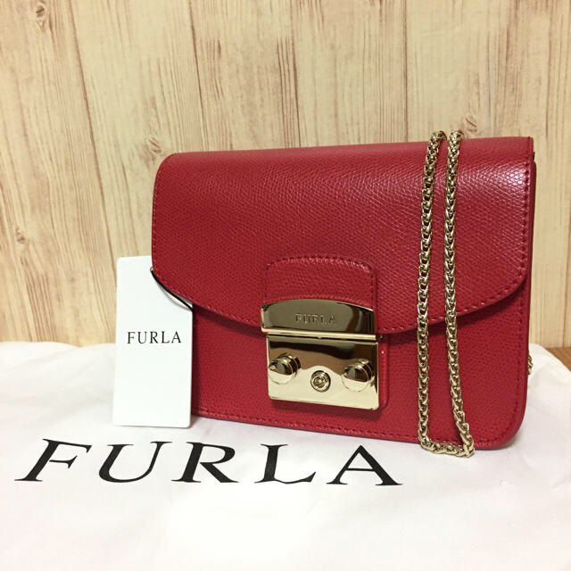 Furla(フルラ)の今期大人気‼︎ RUBY 赤 フルラ メトロポリス レア クリスマス ♡ レディースのバッグ(ショルダーバッグ)の商品写真