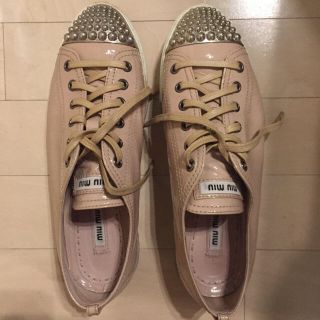 ミュウミュウ(miumiu)のmiumiuスニーカー(スニーカー)