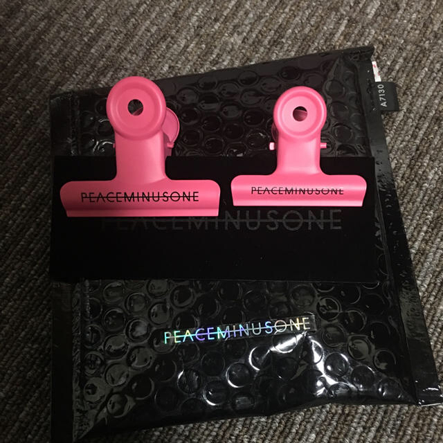 PEACEMINUSONE(ピースマイナスワン)のジヨン愛用 pmoクリップ  ピンク エンタメ/ホビーのタレントグッズ(アイドルグッズ)の商品写真