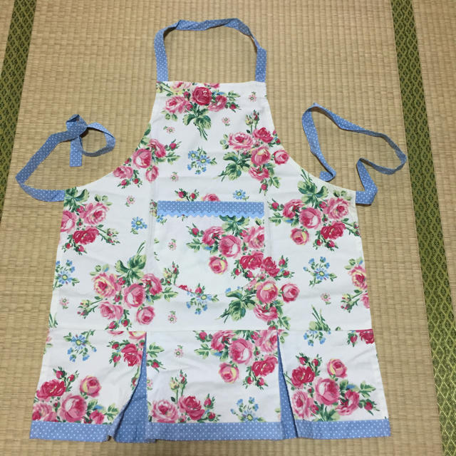 LAURA ASHLEY(ローラアシュレイ)のエプロン  ピンクの薔薇 レディースのレディース その他(その他)の商品写真