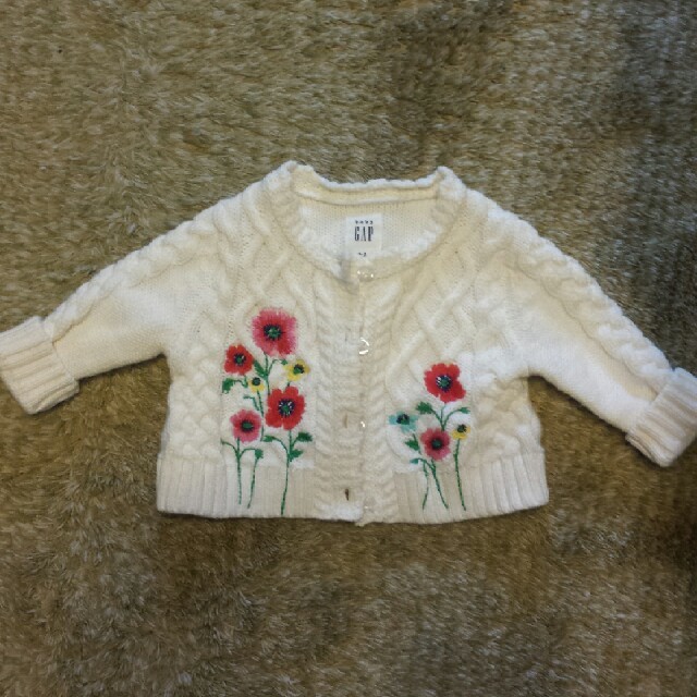 babyGAP(ベビーギャップ)のかわいい刺繍つき♡baby gap カーディガン キッズ/ベビー/マタニティのベビー服(~85cm)(カーディガン/ボレロ)の商品写真