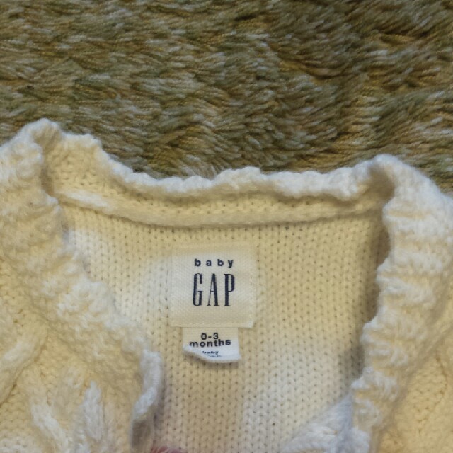 babyGAP(ベビーギャップ)のかわいい刺繍つき♡baby gap カーディガン キッズ/ベビー/マタニティのベビー服(~85cm)(カーディガン/ボレロ)の商品写真