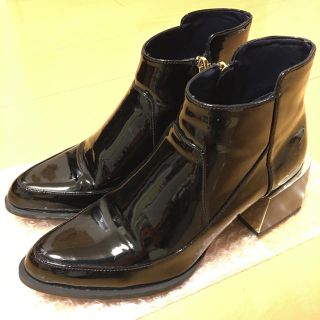 ザラ(ZARA)のzara エナメルショートブーツ ブラック 37(ブーティ)