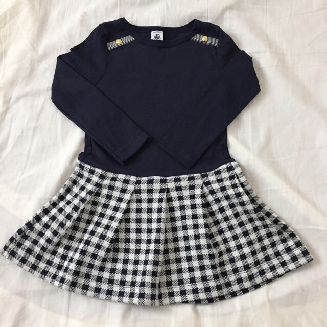 PETIT BATEAU(プチバトー)のkko様専用☆5ans プチバトー 肩ボタンコンビワンピース キッズ/ベビー/マタニティのキッズ服女の子用(90cm~)(ワンピース)の商品写真