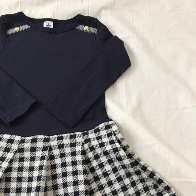 PETIT BATEAU(プチバトー)のkko様専用☆5ans プチバトー 肩ボタンコンビワンピース キッズ/ベビー/マタニティのキッズ服女の子用(90cm~)(ワンピース)の商品写真