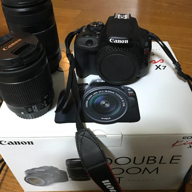 Canon(キヤノン)のCanon EOS kiss X7 ダブルーズームキット スマホ/家電/カメラのカメラ(デジタル一眼)の商品写真