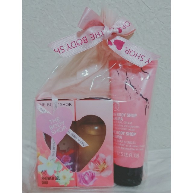 THE BODY SHOP(ザボディショップ)のTHE BODY SHOP SAKURA ハンドクリーム&シャワージェル コスメ/美容のボディケア(ハンドクリーム)の商品写真