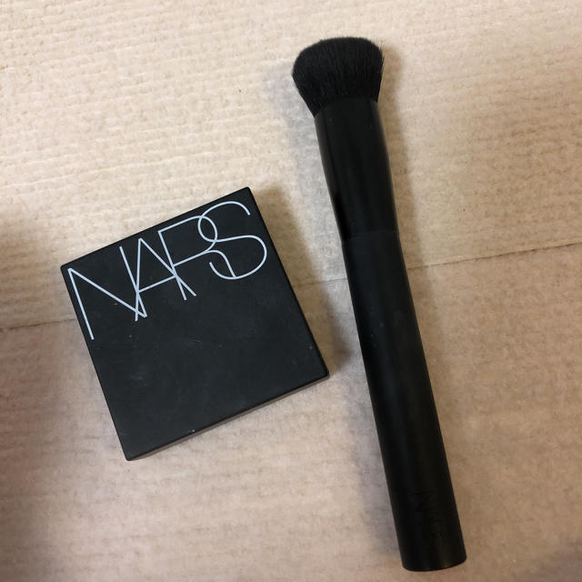 NARS(ナーズ)のNARS☆チークブラシ美品 コスメ/美容のベースメイク/化粧品(チーク)の商品写真