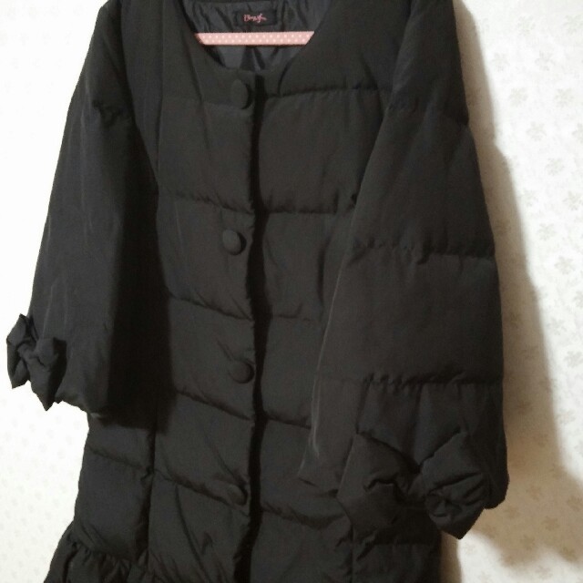 cherry Ann(チェリーアン)のチェリーアン ダウン コート 黒 リボン フリル ノーカラー M  レディースのジャケット/アウター(ダウンコート)の商品写真