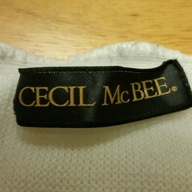 CECIL McBEE(セシルマクビー)のセシルマクビーのオフショルダーニット レディースのトップス(ニット/セーター)の商品写真