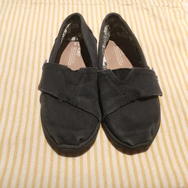 TOMS(トムズ)のari ri様 専用 キッズ/ベビー/マタニティのキッズ靴/シューズ(15cm~)(スニーカー)の商品写真