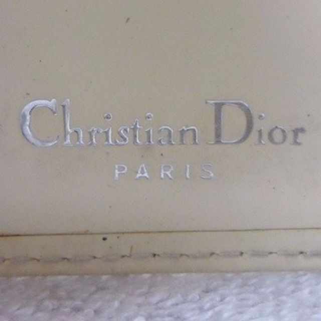 Christian Dior(クリスチャンディオール)のクリスチャンディオール　エナメル　ベージュ　６連　キーケース　訳あり レディースのファッション小物(キーケース)の商品写真