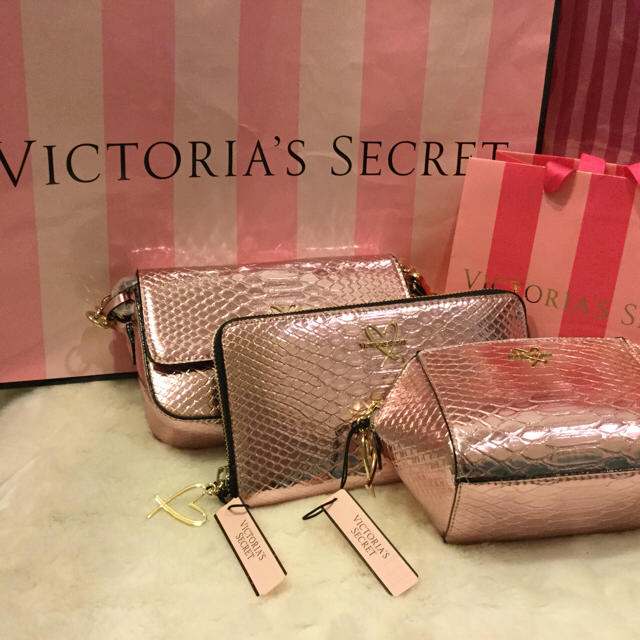 Victoria's Secret(ヴィクトリアズシークレット)のセール！ ピンク パイソン ポーチ ヴィジュシークレット レディースのファッション小物(ポーチ)の商品写真
