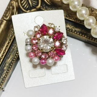 スワロフスキー(SWAROVSKI)の「緋の華やぎ」をイメージしたビジューいっぱいのブローチ コサージュ  ネックレス(コサージュ/ブローチ)