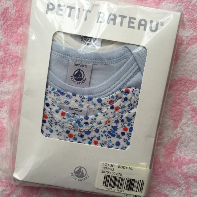 PETIT BATEAU(プチバトー)の☆SALE☆新品 プチバトー♡ピコレースカラー＆プリント半袖ボディ３枚組 12m キッズ/ベビー/マタニティのベビー服(~85cm)(肌着/下着)の商品写真