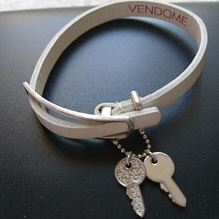 ヴァンドームアオヤマ(Vendome Aoyama)のVENDOME 鍵モチーフ レザーブレスレット(ブレスレット/バングル)