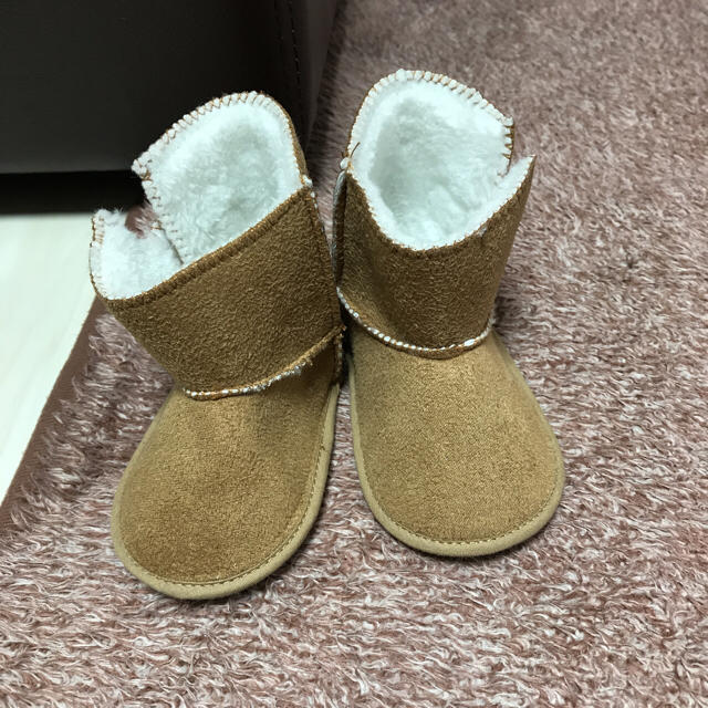 UGG(アグ)のUGG ムートンブーツ キッズ/ベビー/マタニティのベビー靴/シューズ(~14cm)(フラットシューズ)の商品写真