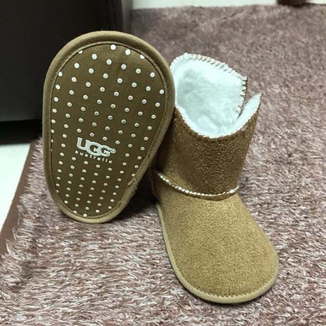 UGG(アグ)のUGG ムートンブーツ キッズ/ベビー/マタニティのベビー靴/シューズ(~14cm)(フラットシューズ)の商品写真