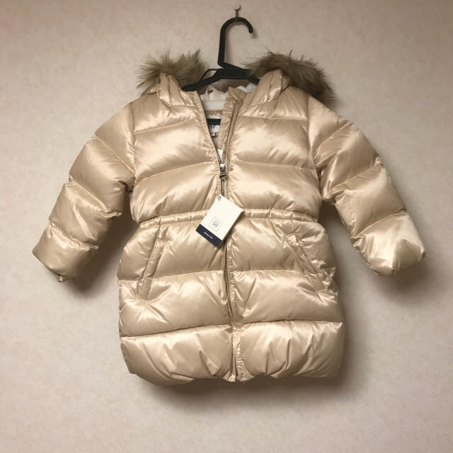 babyGAP(ベビーギャップ)の新品タグ付き baby GAP ダウンコート 100 シャンパンゴールド キッズ/ベビー/マタニティのキッズ服女の子用(90cm~)(コート)の商品写真