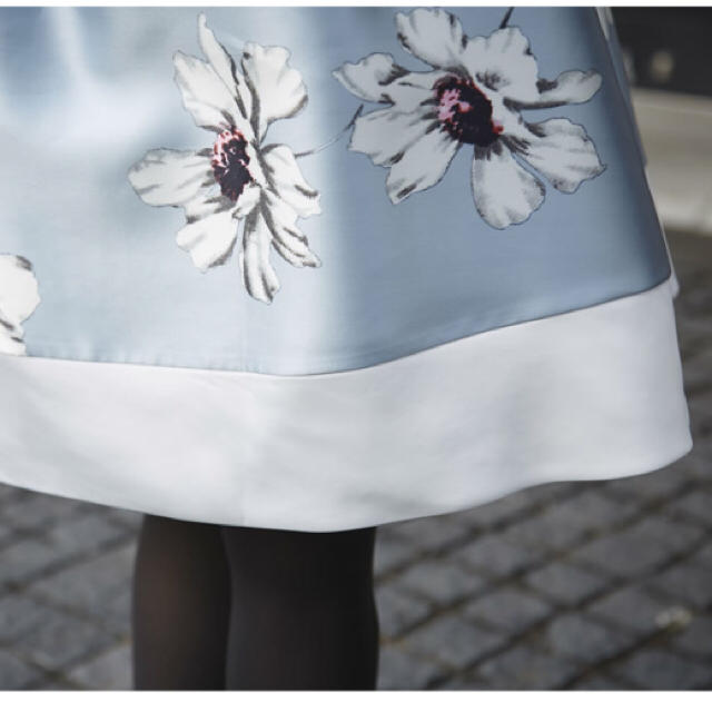 tocco(トッコ)の値下⬇︎アイスグレー フラワープリントフレアースカート レディースのスカート(ひざ丈スカート)の商品写真