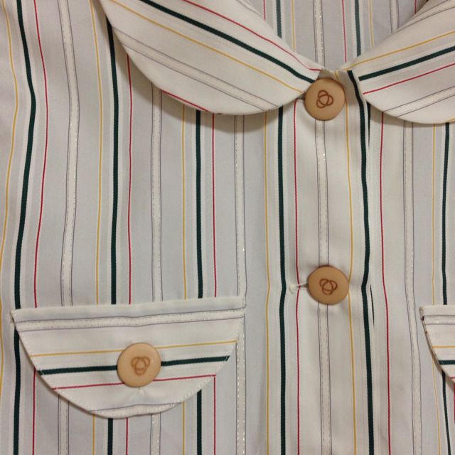 SPINNS(スピンズ)のふしぎなボタンのブラウス レディースのトップス(シャツ/ブラウス(半袖/袖なし))の商品写真