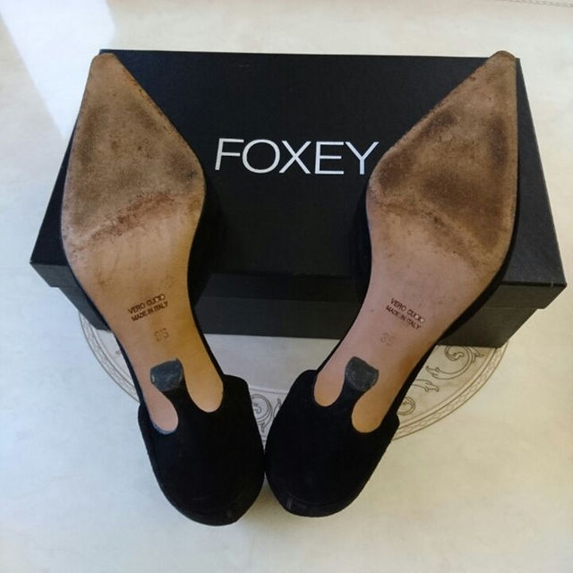 FOXEY(フォクシー)のFOXEY スエードパンプス 黒色 レディースの靴/シューズ(ハイヒール/パンプス)の商品写真