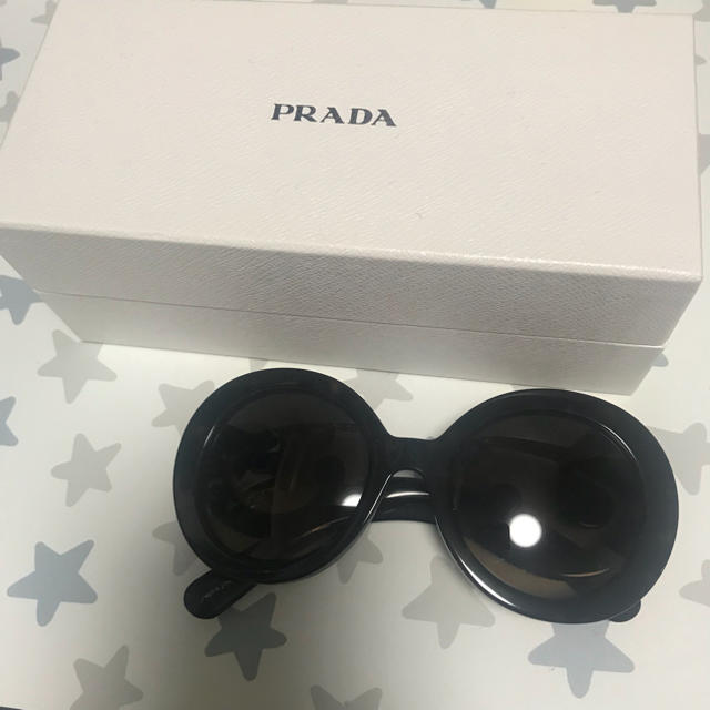 PRADA(プラダ)のPRADA サングラス ほぼ新品 正規品 レディースのファッション小物(サングラス/メガネ)の商品写真
