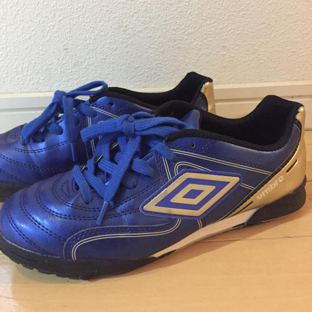 UMBRO(アンブロ)の【美品】UMBRO サッカースパイク スポーツ/アウトドアのサッカー/フットサル(シューズ)の商品写真