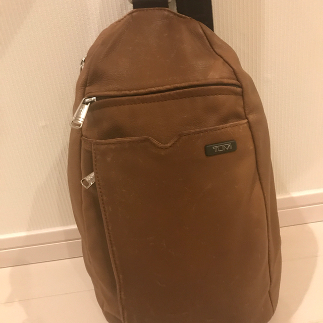 TUMI(トゥミ)のTUMI トゥミ ボディバッグ 60105 革 ブラウン メンズのバッグ(ショルダーバッグ)の商品写真