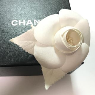 シャネル(CHANEL)のシャネル★超美品 カメリアコサージュ ブローチ ホワイト(ブローチ/コサージュ)