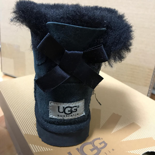 UGG(アグ)のUGG 後ろリボン ムートンブーツ キッズ/ベビー/マタニティのキッズ靴/シューズ(15cm~)(ブーツ)の商品写真