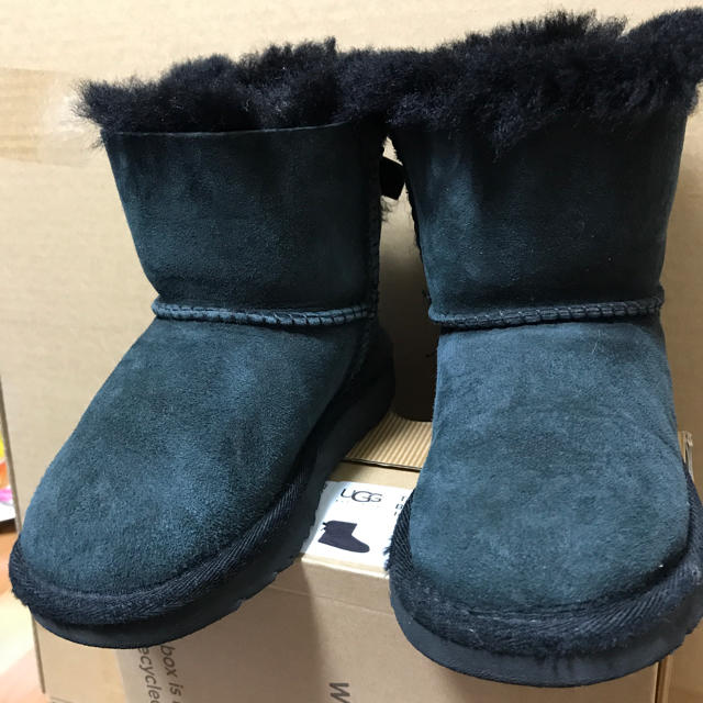 UGG(アグ)のUGG 後ろリボン ムートンブーツ キッズ/ベビー/マタニティのキッズ靴/シューズ(15cm~)(ブーツ)の商品写真