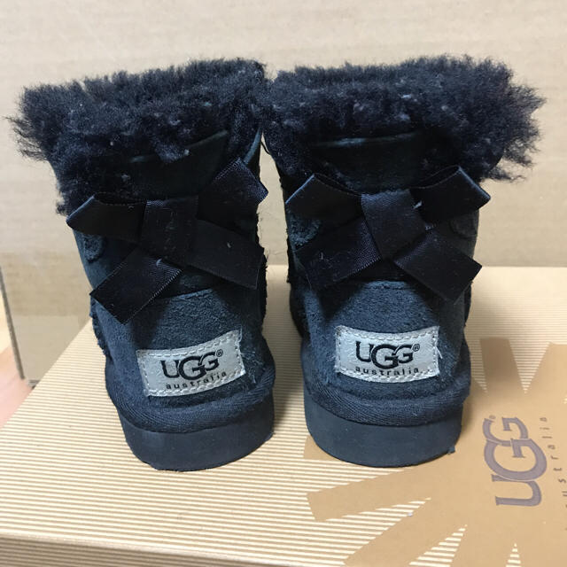 UGG(アグ)のUGG ムートンブーツ 後ろリボン キッズ キッズ/ベビー/マタニティのベビー靴/シューズ(~14cm)(ブーツ)の商品写真