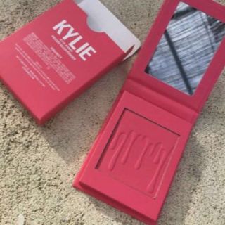 カイリーコスメティックス(Kylie Cosmetics)の未使用正規品 KYLIE COSMETICS チーク Virginity ブルベ(チーク)