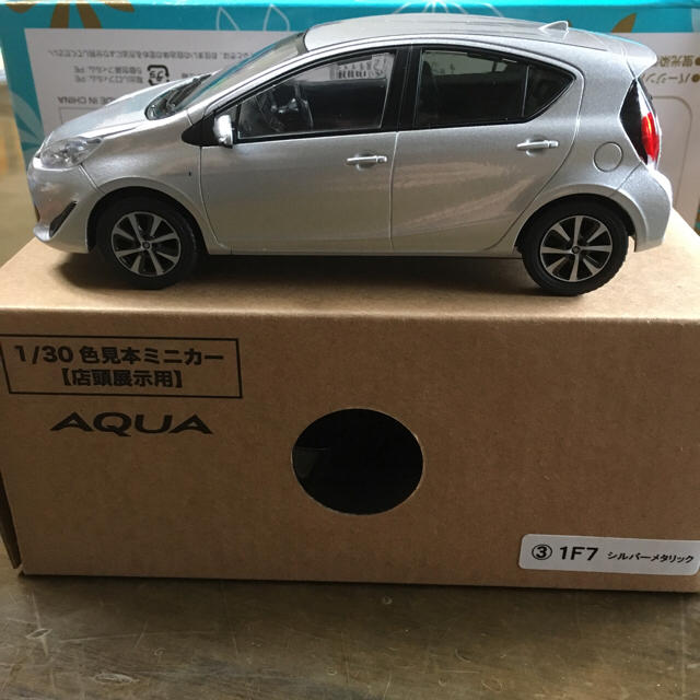 トヨタ - 1/30色見本ミニカー アクア シルバーメタリック 非売品の通販