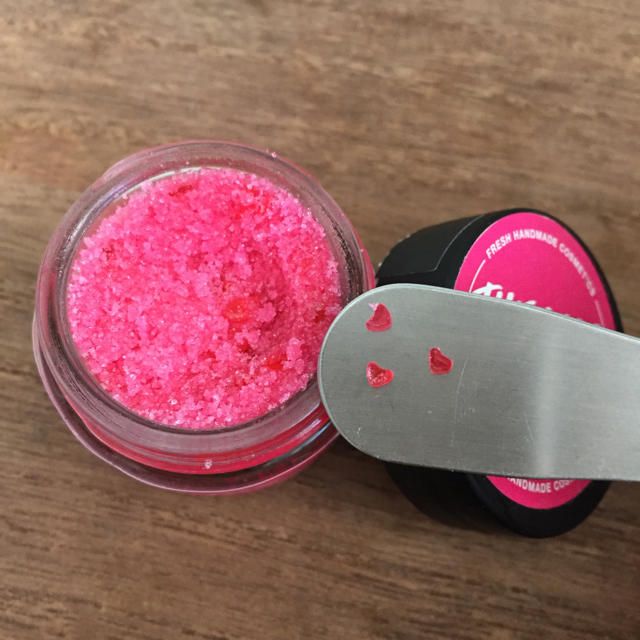 LUSH(ラッシュ)のラッシュ  キスリップスクラブ コスメ/美容のスキンケア/基礎化粧品(リップケア/リップクリーム)の商品写真